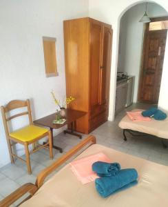 Ένα ή περισσότερα κρεβάτια σε δωμάτιο στο HOTEL AGNI -ENOIKIAZOMENA DIAMERIZMATA
