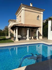 een groot zwembad voor een huis bij VILLA SIERRA CORTINA VISTAS AL MAR in Alicante