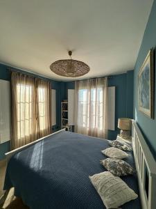 een slaapkamer met een groot bed met blauwe muren bij VILLA SIERRA CORTINA VISTAS AL MAR in Alicante
