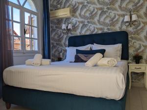 帕尔加Nafsika Apartments的卧室内的一张带枕头的蓝色床