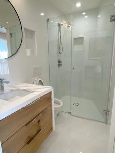 uma casa de banho com um chuveiro, um lavatório e um WC. em Bright modern new coastal home with inspiring details in Santa Monica em Los Angeles