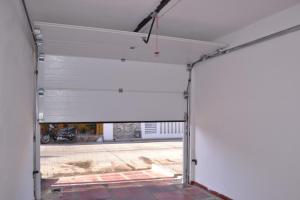 an open garage door with a white roller shutter at Casa para Vacaciones Riohacha in Ríohacha