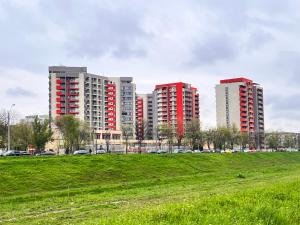 un grupo de edificios altos en un campo de hierba en 2 rooms apartment Airy & Bright Relax, en Iaşi
