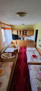Homestay Machom في أوسكادنيكا: غرفة بسريرين ومطبخ