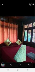 1 Schlafzimmer mit 2 Betten mit roter Bettwäsche und Fenstern in der Unterkunft Thai authentic wooden house at Kata in Kata Beach