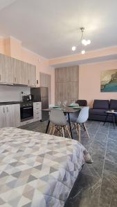 sypialnia z łóżkiem, kuchnia i salon w obiekcie Eretria Apartments EK9 w Erétrii