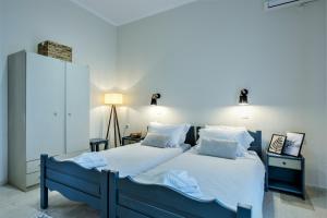 a bedroom with a blue bed with white sheets and pillows at Villa Sandra in Litherés