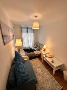- un salon avec un canapé et une table dans l'établissement Perfect family home next to London Bridge, à Londres