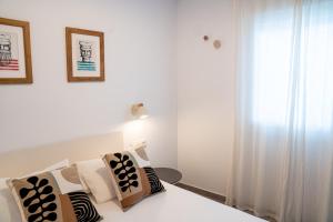 Postel nebo postele na pokoji v ubytování Hostal Tarantelo Conil