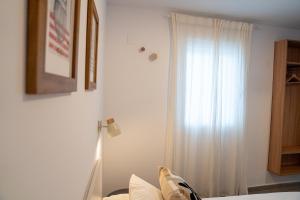Postel nebo postele na pokoji v ubytování Hostal Tarantelo Conil