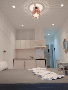 ein Schlafzimmer mit einem Bett mit Handtüchern darauf in der Unterkunft Zorbas in Sougia