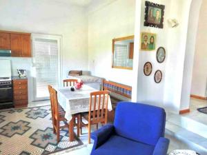 ein Wohnzimmer mit einem Tisch und einem blauen Sofa in der Unterkunft Peaceful cottage with incredible panoramic view 