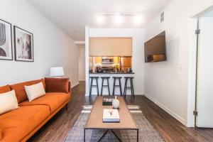 un soggiorno con divano e tavolo di Bright & Modern 2 BDR & 2 BTH in Santa Monica a Los Angeles