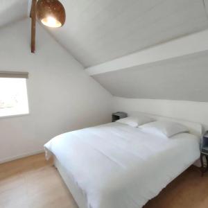 een witte slaapkamer met een wit bed en een raam bij Eden Koï in Conteville