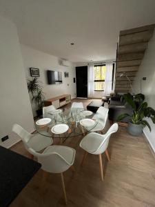 un soggiorno con tavolo e sedie bianche di Departamento estilo minimalista a estrenar a Buenos Aires
