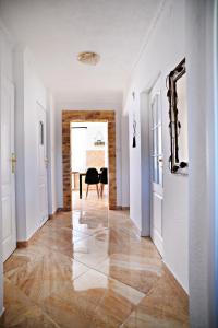 a hallway with white walls and a table in a room at Apartamenty i Pokoje Gościnne nad Soliną Drozdówka in Solina