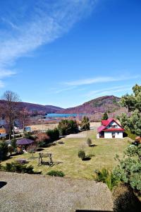 een park met een picknicktafel in het midden van een veld bij Apartamenty i Pokoje Gościnne nad Soliną Drozdówka in Solina