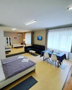 Postel nebo postele na pokoji v ubytování Árkád Apartmanház Szeged