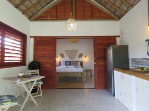 une cuisine avec une porte s'ouvrant sur une chambre dans l'établissement Chill Kite - Icaraí Kite Village, à Icaraí