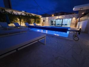 Bazén v ubytovaní VILLA ENJOY LUX in Split alebo v jeho blízkosti
