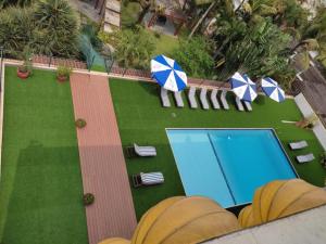 an overhead view of a pool with umbrellas and chairs at Hotel Porto Di Mare in Ubatuba