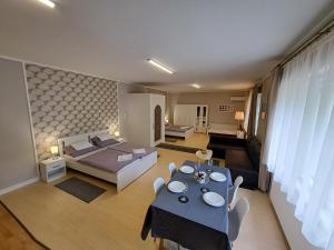 Postel nebo postele na pokoji v ubytování Árkád Apartmanház Szeged