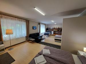 TV a/nebo společenská místnost v ubytování Árkád Apartmanház Szeged