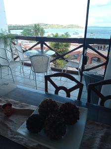 een bord met dennenappels op een tafel op een balkon bij Flat TOP em Itaparica in Itaparica Town