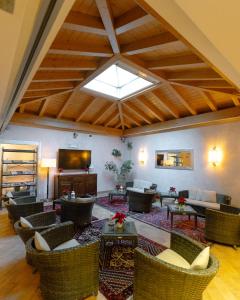 sala de estar con sofás, sillas y TV en Hotel Ristorante Vecchia Riva, en Varese