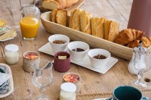Jedlo v ubytovaní bed & breakfast alebo blízkom okolí