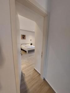 een hal die leidt naar een slaapkamer met een bed bij Villa Vento in Ksamil