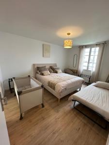 1 dormitorio con 2 camas y ventana en Disneyland Paris, vallée village ,Paris , villa, garden , Syline Home, 120 m2 en Serris
