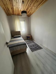 Postel nebo postele na pokoji v ubytování Ayliya köy evi