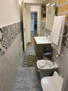 bagno con servizi igienici e lavandino di Villa Milisa a Terrasini