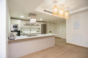 Kuchyňa alebo kuchynka v ubytovaní Gran piso en Puerto deportivo Marina Palamós IDEAL FAMILIAS