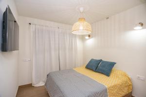 Posteľ alebo postele v izbe v ubytovaní Gran piso en Puerto deportivo Marina Palamós IDEAL FAMILIAS