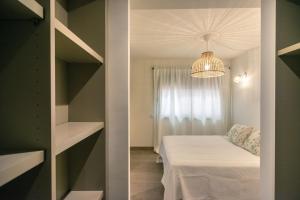 Posteľ alebo postele v izbe v ubytovaní Gran piso en Puerto deportivo Marina Palamós IDEAL FAMILIAS