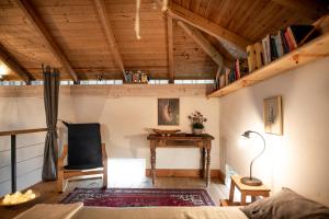 una camera con letto, scrivania e sedia di Villa Appetite a Marmari
