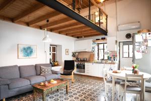 een woonkamer met een bank en een tafel bij Villa Appetite in Marmarion