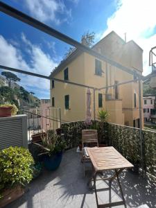 a patio with a table and chairs on a balcony at Dreaming Rooms in Riomaggiore