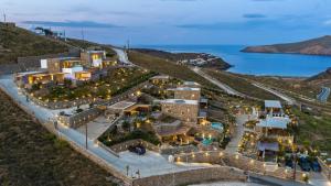 - une vue aérienne sur un complexe situé sur une colline avec l'océan dans l'établissement Nasta Suites & Villas Intentional Living Mykonos, à Mykonos
