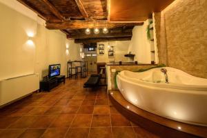 ein großes Bad mit einer Badewanne in einem Zimmer in der Unterkunft Relais il Duomo con SPA privata in Sutri