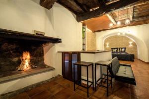 ein Wohnzimmer mit einem Kamin, einem Tisch und Stühlen in der Unterkunft Relais il Duomo con SPA privata in Sutri