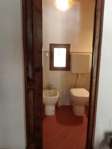 łazienka z toaletą i umywalką w obiekcie Rocca Corneta w mieście Palazzuolo sul Senio