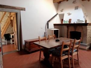 comedor con mesa y chimenea en Rocca Corneta, en Palazzuolo sul Senio