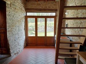 Pokój z drewnianymi drzwiami i oknem w obiekcie Rocca Corneta w mieście Palazzuolo sul Senio