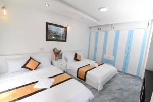 Postel nebo postele na pokoji v ubytování Hotel Đông Nhi