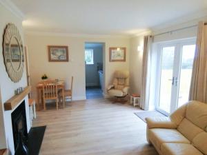 ein Wohnzimmer mit einem Sofa und einem Esszimmer in der Unterkunft Oakcroft in Sidmouth
