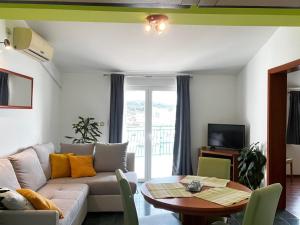 TV a/nebo společenská místnost v ubytování House Klarin