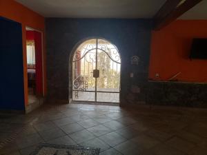 - Entrada a una habitación con puerta de hierro en Descansó entre las montañas....., en Tepoztlán